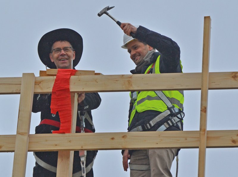 Richtfest bei apetito: Robert Düsterberg, stellvertretender Aufsichtsratsvorsitzender apetito (rechts), und Zimmermann Werner Esslingen von Holzbau Brüggemann in luftiger Höhe