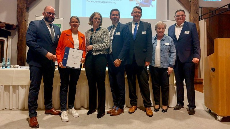 Übergabe des Planfeststellungsbeschlusses für den Planungsabschnitt 1 durch Minister Olaf Lies an Dr. Hannah Timmer. Johann Wimberg, Dr. Hannah Timmer, Katja Pott, Olaf Lies, Marc-André Burgdorf, Mechtild Weßling, Dieter Barlage (v.l.). Foto: Wirtschaftsverband Emsland