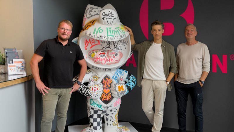 Geschäftsführer Lars Feldhues (links) und Inhaber Heiko Thees (rechts) begrüßen Stefan Rymar als Chief Brand & Growth Officer bei Bakerman. Foto: Bakerman
