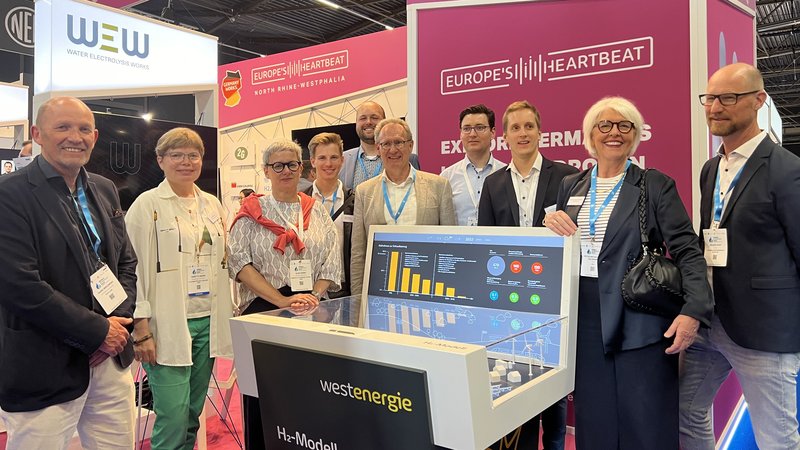 Ihr gemeinsames Wasserstoff-Cluster haben das Münsterland, die Emscher-Lippe-Region und Oost NL jetzt unter anderem Staatssekretärin Silke Krebs (Dritte von links) bei der internationalen Wasserstoff-Leitmesse „World Hydrogen Summit“ in Rotterdam vorgestellt. Foto: NRW.Global Business/Eva Platz