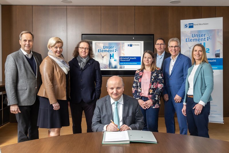 IHK-Präsident Dr. Benedikt Hüffer (Mitte) unterzeichnete die „Gemeinsame Erklärung“ zum Ausbau der regionalen Wasserstoff-Infrastruktur mit den Präsidiumsmitgliedern (von links): Helmut Rüskamp, Kathrin Gödecke, Lars Baumgürtel, Isabel Habla, Bernd Eßer, Michael Radau und Tatjana Hetfeld. Foto: Witte/IHK Nord Westfalen
