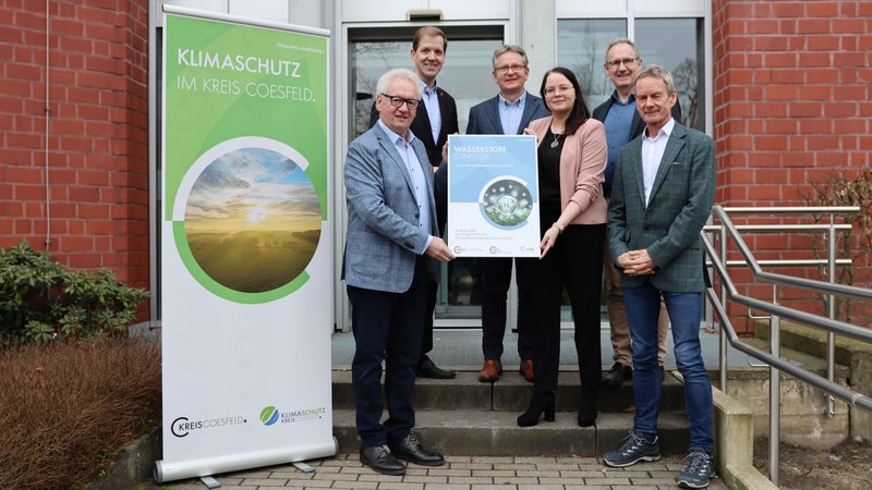 Präsentieren die neue Wasserstoffstrategie des Kreises Coesfeld (von links): Professor Dr. Josef Gochermann (Vorsitzender des Wirtschaftsförderungsausschusses), Landrat Dr. Christian Schulze Pellengahr, Stefan Bölte (Geschäftsführer GFC), Nathalie Reichel (wfc), Dr. Jürgen Grüner (Geschäftsführer wfc) und Dr. Thomas Wenning (Vorsitzender des Umweltausschusses). Foto: Kreis Coesfeld