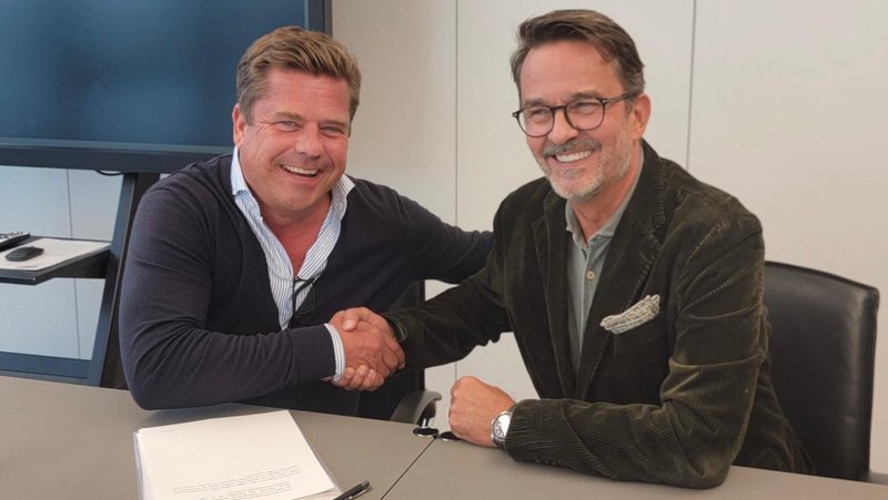 Bei der finalen Vertragsunterzeichnung (von links): Phillip Wagner (Operating Partner Fidelium Partners), der während der Transformation auch als Geschäftsführer von JWO tätig war, und Thorsten Koch (Vorstand Ewald Dörken AG und CEO Dörken Coatings). Foto: Dörken
