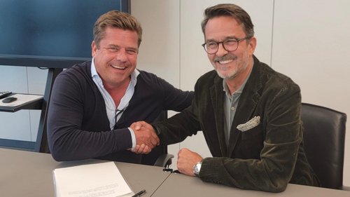 Bei der finalen Vertragsunterzeichnung (von links): Phillip Wagner (Operating Partner Fidelium Partners), der während der Transformation auch als Geschäftsführer von JWO tätig war, und Thorsten Koch (Vorstand Ewald Dörken AG und CEO Dörken Coatings). Foto: Dörken