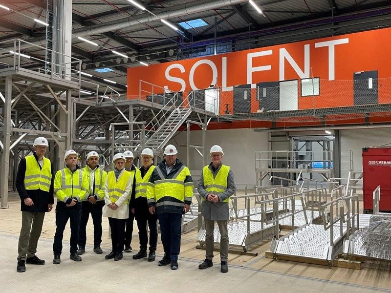 Bei der Baustellenbesichtigung von „Solent Rheine“ (von links): Ingo Niehaus, Martin Flatau, Boris Lubitowski, Milena Schauer, Thomas Konrad, Mathias Krümpel, Michael Molsberger und Dr. Peter Lüttmann. Foto: EWG für Rheine