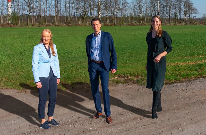 Bringen für die Städte Coesfeld und Borken die kommunale Wärmeplanung auf den Weg (von links): Mechtild Schulze Hessing (Bürgermeisterin Borken), Ron Keßeler (Geschäftsführer Emergy) und Eliza Diekmann (Bürgermeisterin Coesfeld). Foto: Emergy