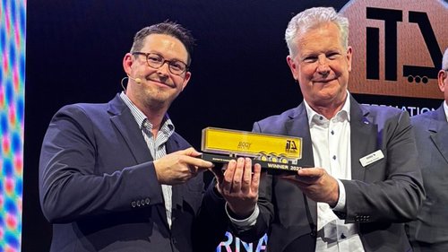 Philipp Bönders, Vorsitzender der Jury „International Trailer Award“ (links), überreichte Andreas Schmitz, CEO Schmitz Cargobull, den Preis. Foto: Schmitz Cargobull