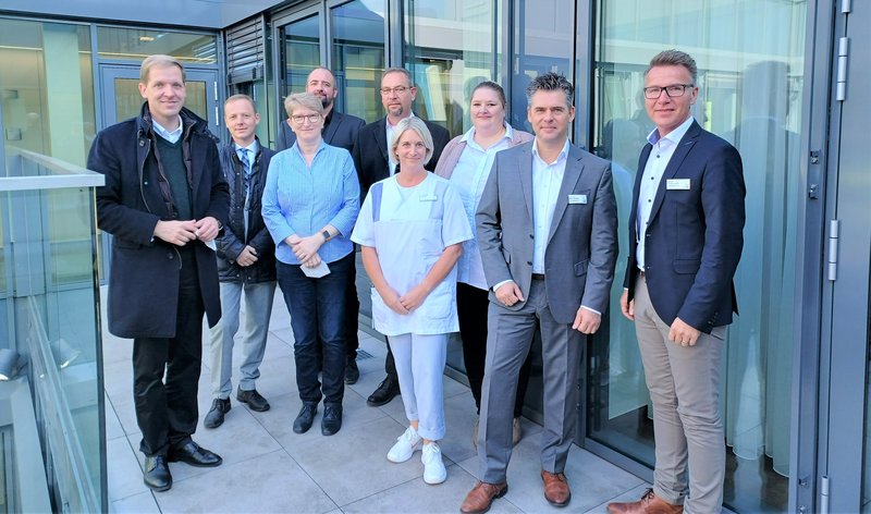 Landrat Dr. Christian Schulze Pellengahr (links) war mit (von links) Jens Boehle (Referent), Alexandra Winkler (Gesundheitsamt) und Sven Benning (Kreis Coesfeld) zu Besuch in den Christophorus Kliniken. Die Geschäftsführer Dr. Mark Lönnies (Zweiter von rechts) und Frank Lohmann (rechts) sowie Technikleiter Stefan Meise (Mitte) führten sie über die Stationen, unter anderem auf die Komfortstationen mit Melanie Schepers (Dritte von rechts, Bereichsleitung) und Andrea Lauterbach (Teamleitung). 