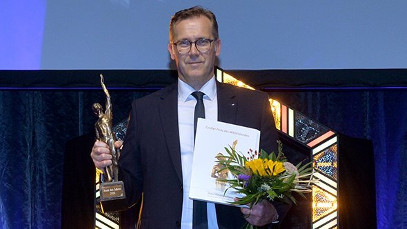 Michael Möllmann (Generalbevollmächtigter Volksbank Bocholt) bei der Preisübergabe in Düsseldorf. Foto: Susanne Kurz, Oskar-Patzelt-Stiftung