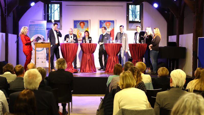 Rund 100 Fachleute aus Wirtschaft, Politik, Bildung und Ausbildung kamen zum Arbeitsmarktsymposium „(junge) Fachkräfte und die Zukunft der neuen Arbeitswelt“ des Kreises Coesfeld. Foto: Kreis Coesfeld
