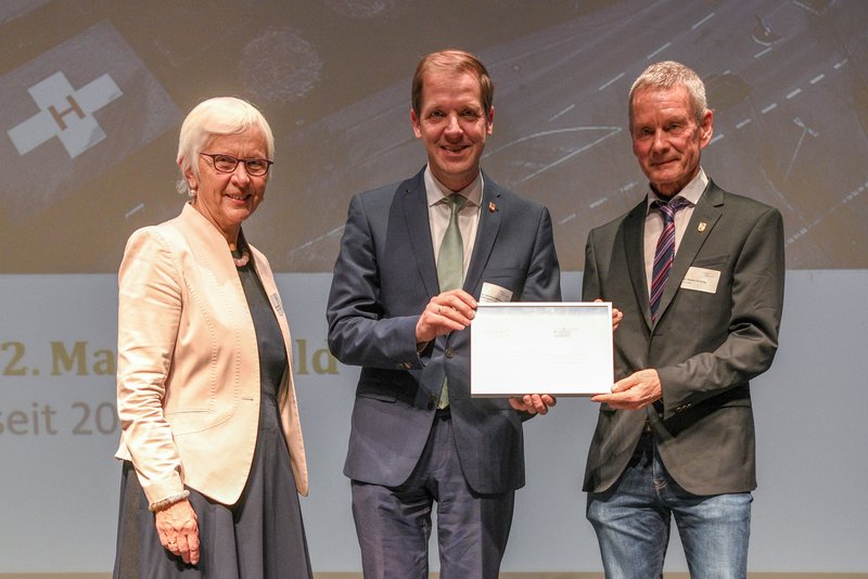 Landrat Dr. Christian Schulze Pellengahr (links) und Dr. Thomas Wenning (Vorsitzender im Ausschuss für Umwelt, Klimaschutz, öffentliche Sicherheit und Ordnung) nehmen den European Energy Award in Gold für den Kreis Coesfeld entgegen. Foto: Association European Energy Award