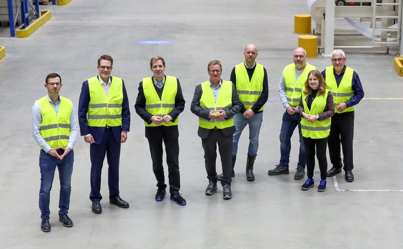 Landrat Dr. Christian Schulze Pellengahr (Dritter von links) und Hauptgeschäftsführer der Kreishandwerkerschaft Ulrich Müller (Vierter von links) besuchten zusammen mit Vizepräsident Jan Ostendorf (Zweiter von links) und Vertretern der Firma J.W. Ostendorf die Produktionsanlagen. | Foto: Kreis Coesfeld