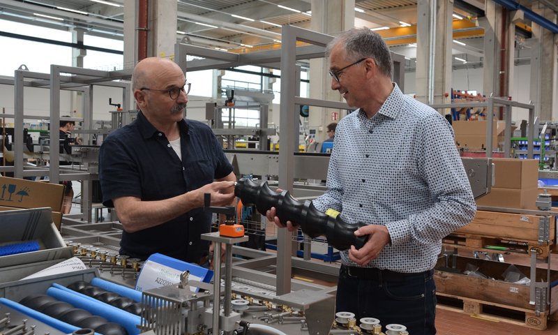 Mit gleicher Personalanzahl mehr produzieren: Dieses Ziel hat die Langguth GmbH dank einer kompletten Neustrukturierung der Produktion und automatisierten Anläufen erreicht, wie Produktionsleiter Franz-Josef Gehling (links) und Geschäftsführer Peter Tschoepe erklären. Foto: wfc/ Sabrina Becker