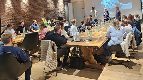 Durch den Abend führten Yassine Mokdad von der EWG Rheine sowie Gründungspate und Unternehmer Cavit Hatipoglu. Gemeinsam moderierten sie die Gespräche mit den beiden Speakern und den Austausch mit den Teilnehmenden. Gastgeber des Abends war Falko Hellmich von Hellmich Backwelt. Als erfahrener Unternehmer berichtete er offen aus seinem unternehmerischen Alltag und gab den Gründenden zahlreiche praktische Tipps mit auf den Weg. Dabei machte er deutlich, dass eine gute Geschäftsidee allein nicht ausreicht: Ausdauer, Verantwortungsbereitschaft und die Fähigkeit, sich immer wieder auf neue Situationen einzustellen, gehören ebenso zum Unternehmertum. Einen ganz anderen unternehmerischen Weg stellte Nicolai Gruhn vor. Als ausgebildeter Ingenieur und ehemaliger Franchise-Gastronom war er unter anderem mit burgerme in Rheine tätig. Inzwischen hat er sich beruflich neu orientiert und ist Geschäftsführer von einem Unternehmen für Alltagsbegleitung und Entlastungsleistungen. Gruhn sprach offen über die Herausforderungen einer Selbstständigkeit und machte den Teilnehmenden Mut, den Schritt ins Unternehmertum zu wagen. Seine Botschaft: Wer wirklich Lust auf die eigene Selbstständigkeit hat und bereit ist, gerade in der Anfangszeit viel Zeit und Arbeit zu investieren, sollte sich trauen und den Schritt gehen. „Genau solche Geschichten machen für uns den Gründungsstammtisch aus“, sagt Yassine Mokdad von der EWG Rheine. „Wir wollen keine theoretischen Erfolgsgeschichten erzählen, sondern Menschen zusammenbringen, die offen und ehrlich von ihren Erfahrungen berichten. Dazu gehören gute Entscheidungen und Erfolge genauso wie Herausforderungen, Umwege und manchmal auch ein kompletter Neustart. Gerade davon können Menschen, die selbst über eine Gründung nachdenken, enorm profitieren.“ Verstärkung für die Gründungsberatung Beim Gründungsstammtisch stellte sich zudem Heike Hartmann als neue Mitarbeiterin der WESt vor. Gemeinsam mit Alina Overfeld und Mechthild Leiwering-Hillers verstärkt sie künftig das Team der Gründungsberatung. Hartmann bringt selbst umfangreiche unternehmerische Erfahrung mit. Neben ihrer Erfahrung als Geschäftsführerin ist sie mit einer eigenen Unternehmensberatung tätig und begleitet dort unter anderem Gründerinnen und Gründer. Dieses Praxiswissen bringt sie nun auch in die Gründungsberatung der WESt ein. Künftig wird Hartmann auch regelmäßig persönliche Gründungsberatungen direkt in Rheine anbieten. Der Gründungsstammtisch wird gemeinsam von der EWG Rheine und der WESt organisiert. Das Format richtet sich sowohl an Menschen, die mit dem Gedanken einer Selbstständigkeit spielen, als auch an Gründerinnen und Gründer, die bereits erste Schritte gegangen sind. Neben fachlichen Impulsen steht insbesondere der unkomplizierte Austausch mit anderen Gründenden und erfahrenen Unternehmerinnen und Unternehmern im Mittelpunkt. Der nächste Gründungsstammtisch findet am 17. Dezember um 18 Uhr in den Räumlichkeiten der EWG, am Heiligeistplatz 2 in Rheine statt. Dort wird auch der Gründungspreis Rheine 2026 vergeben. 