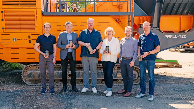 Über die Entwicklung und Produktion von Maschinen für eine nachhaltige Kreislaufwirtschaft bei Prall-Tec in Lengerich informierten sich Bürgermeister Wilhelm Möhrke (Zweiter von links) und Wirtschaftsförderer Niklas Schulte (Zweiter von rechts) bei (von links) Heiko Hallerdei sowie Frederik, Monika und Ralf Teepe. Foto: Prall-Tec, Pascal Wedeken 