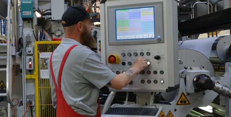 Nach der Teilqualifizierung zum Verfahrensmechaniker für Kunststoff und Kautschuk kennen die Beschäftigten bei CaPlast nun auch die Grundlagen und wissen besser, was sie tun können, wenn es an den Maschinen Fehler oder Probleme gibt. Foto: wfc/Sabrina Becker