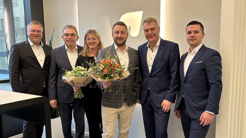 Glückwünsche für die neue Prokuristin Sigrid Winter (Dritte von links) und den neuen Prokuristen Marlon Dominique Schulze Wierling (Vierter von links) der Volksbank im Münsterland kamen von (von links): Friedhelm Hagemann (Bereichsdirektor Firmenkunden), Hubert Overesch (Mitglied des Vorstandes), Jürgen Feistmann (Mitglied des Vorstandes) und Maximilian von Carnap (stellvertretender Bereichsdirektor Firmenkunden). Foto: Volksbank im Münsterland