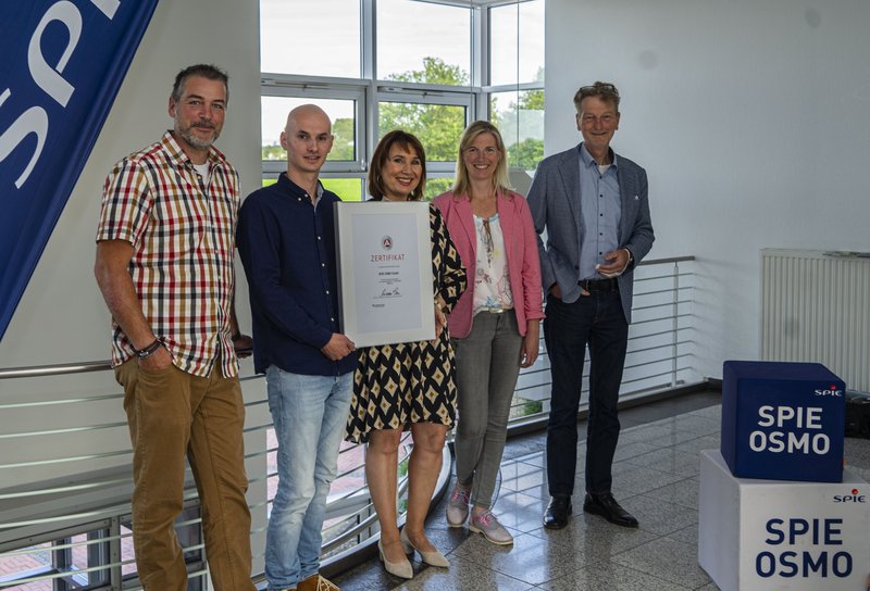 Spie Osmo wurde für die Ausbildungsarbeit ausgezeichnet (von links): Marco Hellermann (ehemaliger Hauptausbilder Spie Osmo), Lukas Schwab (neuer Hauptausbilder Spie Osmo), Christiane Fern (Vorsitzende der Geschäftsführung Agentur für Arbeit), Marion Luttmann (Personalleiterin Spie Osmo) und Carsten Nordsiek (Geschäftsführer Spie Osmo). Foto: Agentur für Arbeit