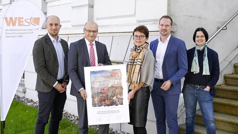 Übergabe der Jubiläumsurkunde von der IHK an die WESt (von links): Dr. Fabian Schleithoff (neuer Leiter des IHK-Standorts Westmünsterland in Bocholt), Landrat Dr. Martin Sommer, Inna Gabler (Regionalbeauftragte für die Kreise Steinfurt und Warendorf bei der IHK), WESt-Geschäftsführer Christian Holterhues und WESt-Prokuristin Sonja Raiber. Foto: Kreis Steinfurt