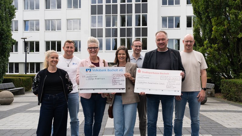 Bei der Übergabe der Spendenchecks: Michaela Schneider (Dritte von links) und Christina Schmeink (Vierte von links) vom Kinder- und Jugend-Hospizdienst Omega e.V. und Ronald Lenkenhoff (Zweiter von rechts) vom Förderverein der Bischof-Ketteler-Schule freuen sich zusammen mit den Flender-Vertretern über je 12.000 Euro. Foto: Flender