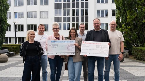 Bei der Übergabe der Spendenchecks: Michaela Schneider (Dritte von links) und Christina Schmeink (Vierte von links) vom Kinder- und Jugend-Hospizdienst Omega e.V. und Ronald Lenkenhoff (Zweiter von rechts) vom Förderverein der Bischof-Ketteler-Schule freuen sich zusammen mit den Flender-Vertretern über je 12.000 Euro. Foto: Flender
