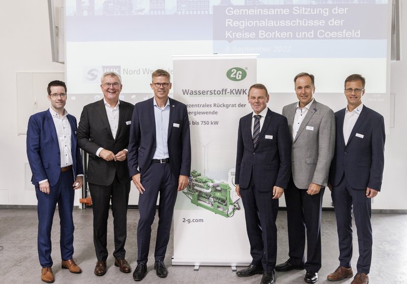Die IHK-Regionalausschüsse für die Kreise Borken und Coesfeld trafen sich bei 2G in Heek: (von links) Sven Wolf, Leiter des IHK-Standorts Westmünsterland, Jürgen Büngeler, Vorstandsmitglied bei der Sparkasse Westmünsterland, Christian Grotholt, Geschäftsführer von 2G, IHK-Hauptgeschäftsführer Dr. Fritz Jaeckel sowie die IHK-Vizepräsidenten Helmut Rüskamp und Carsten Sühling.