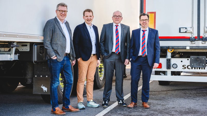Freuen sich auf dei Erweiterung von Schmitz Cargobull in Vreden (von links): Joachim Hartmann (Fachbereichsleiter Stadtentwicklung Stadt Vreden), Dr. Tom Tenostendarp (Bürgermeister Stadt Vreden), Michael Franek (Leiter Produktionstechnik/Technischer Erfüllungsprozess Schmitz Cargobull) und Christian Glebe (Leiter Schmitz Cargobull Werk Vreden). Foto: Schmitz Cargobull