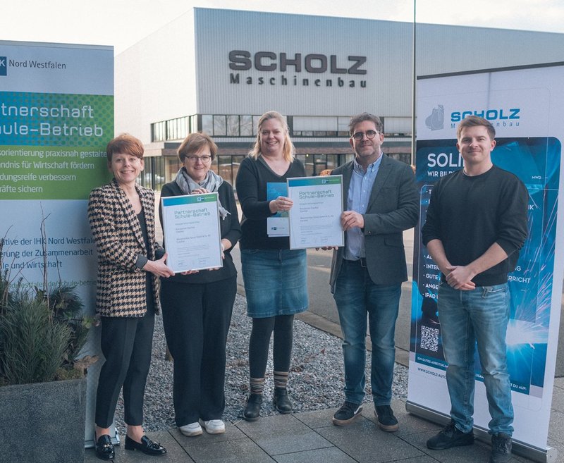 Maschinenbau Scholz und die Kreuzschule Coesfeld haben eine Kooperation im IHK-Projekt „Partnerschaft Schule-Betrieb“ vereinbart (von links): IHK-Mitarbeiterin Inna Gabler, Schulleiterin Pia Koch, Studien- und Berufswahlkoordinatorin Sabine Sturm, Geschäftsführer Marius Graeber sowie Marketing Manager Maximilian Graeber. Foto: Grundmann/IHK Nord Westfalen