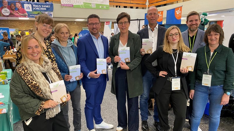 Sie setzen sich mit der Messe „Talent trifft Ausbildung“ für die Berufsorientierung der Jugendlichen und frühe Kontaktaufnahme der Schülerinnen und Schüler mit regionalen Ausbildungsbetrieben ein (von links): Sandra Petsch (Ausbildungslotsin MaßArbeit), Annika Berelsmann (Wirtschaftsförderung der Gemeinde Hagen a.T.W.), Ilka Pötter (Schulausschutzvorsitzende der Gemeinde Hagen a.T.W.), Lars Helmers (MaßArbeit-Vorstand), Christine Möller (Hagener Bürgermeisterin), Michael Koslik (Schulleiter der Oberschule Hagen), Annika Witte (Servicestelle Schule-Wirtschaft MaßArbeit), Tobias Linke (Schulsozialarbeiter der Oberschule Hagen), und Melanie Flint (ArbeitgeberService der MaßArbeit). Foto: Bettina Klimek / MaßArbeit 