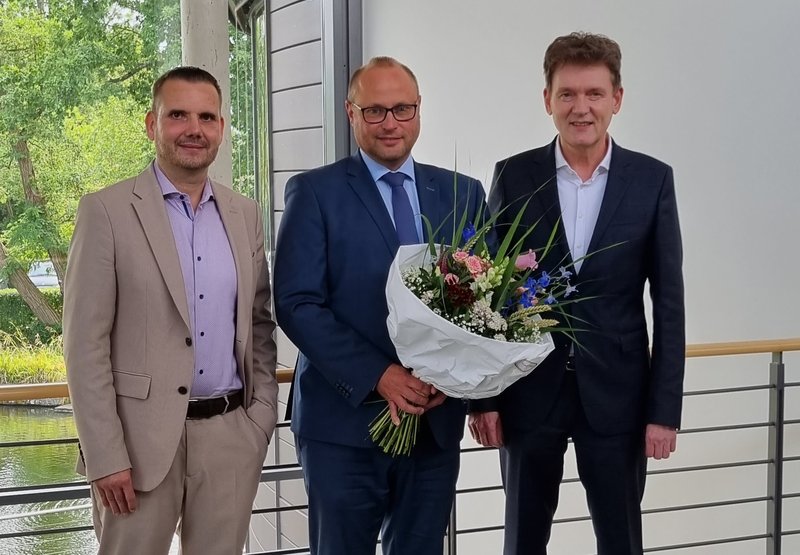 Der künftige kaufmännische Geschäftsführer der Stadtwerke Lingen Thorsten Schlamann (Mitte) mit Leif Blum (stellvertretender Vorsitzender des Aufsichtsrates, links) und Dieter Krone (Oberbürgermeister Lingen und Vorsitzender des Aufsichtsrates). Foto: Stadtwerke Lingen
