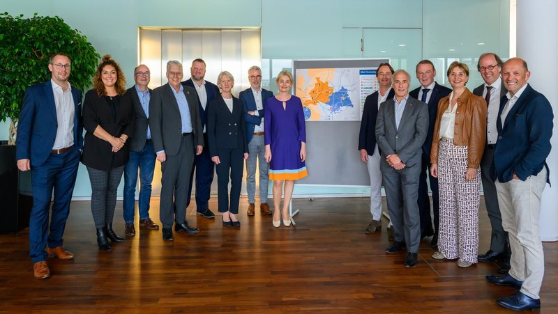 Haben im Rahmen des Dutch-German Tech Dinners beschlossen, ihre Zusammenarbeit intensivieren (von links): Sebastian van Deel und Anna Schlusen (beide IHK Nord Westfalen), Klaus Ehling (Münsterland e.V.), Dinand de Jong (Euregio), Enno Fuchs (Wirtschaftsförderung Münster), Christiane Lösel (Stadt Münster), Jasper Kerkwijk (Twente Board), Angela Stähler (Bürgermeisterin Stadt Münster), Victor-Jan Leurs (Twente Board), René Bogaarts (Gemeente Enschede), Dr. Fritz Jaeckel (IHK-Hauptgeschäftsführer), Wendy de Jong (Oost NL), Freerk Faber (WTC) und Hans Brouwers (Oost NL). Foto: Möller/IHK Nord Westfalen