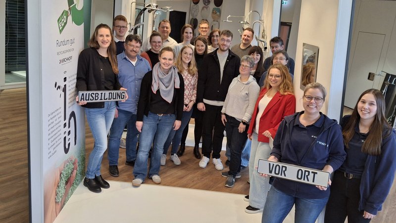 Kerstin Hüls von der Servicestelle Schule-Wirtschaft der MaßArbeit (links) und Mailyn Düsterhues, Personalleiterin bei der Franz Joseph Schütte GmbH (Zweite von rechts), freuten sich über das große Interesse an der Veranstaltung. Foto: Katja Bielefeld / MaßArbeit 