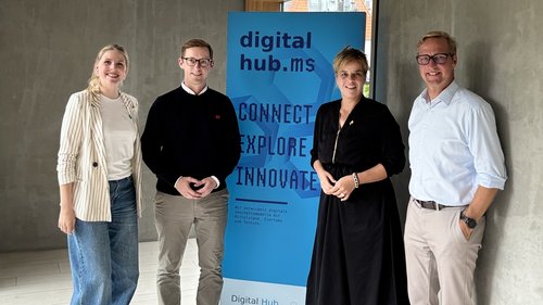 Im Austausch (von links): Vorständin Francis Möllerwessel, Vorstand Sven Grave, Ministerin Mona Neubaur und Aufsichtsratsvorsitzender Volker Meise. Foto: Digital Hub münsterLand