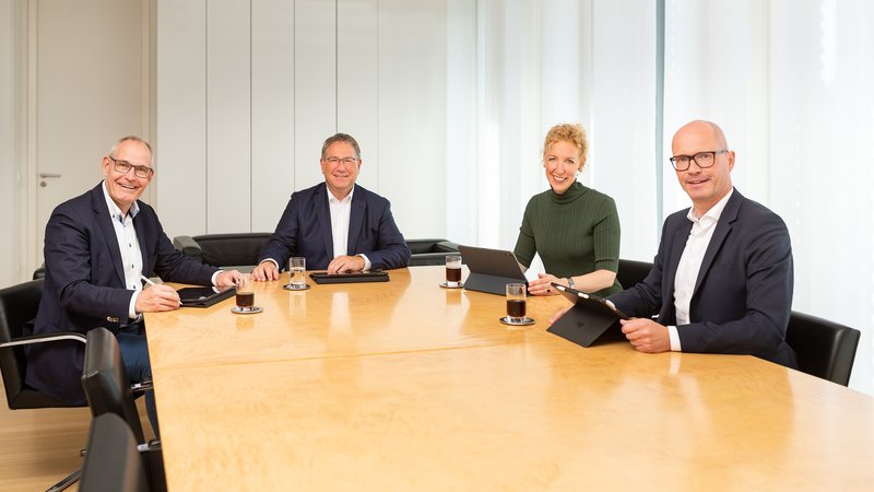 Legte die Bilanz des Geschäftsjahres 2023 vor (von links): Das Vorstandsteam der Sparkasse Münsterland Ost mit Peter Scholz (stellvertretender Vorstandsvorsitzender), Klaus Richter (Vorstandsvorsitzender), Dr. Annegret Saxe (Vorstandsmitglied) und Roland Klein (stellvertretendes Vorstandsmitglied). Foto: Sparkasse Münsterland Ost
