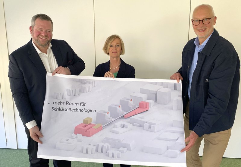Die Technologieförderung Münster will in den kommenden Jahren viele Millionen Euro in die Gebäudeinfrastruktur für Schlüsseltechnologien investieren. Die Pläne haben (von links) der TFM-Geschäftsführer Enno Fuchs, die TFM-Aufsichtsratsvorsitzende Babette Lichtenstein van Lengerich und der TFM-Geschäftsleiter Matthias Günnewig vorgestellt. | Foto: Technologieförderung Münster GmbH/Martin Rühle