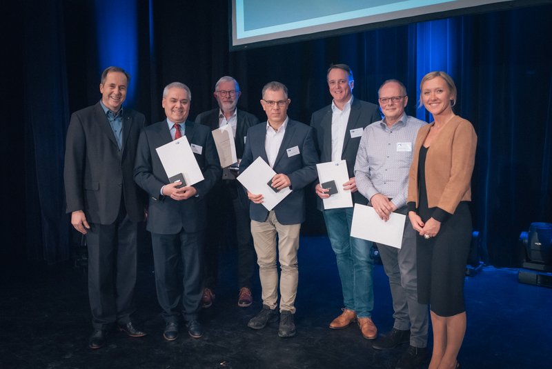 IHK-Vizepräsident Helmut Rüskamp (links) aus Dülmen überreichte mit IHK-Vizepräsidentin Melanie Baum (rechts) silberne IHK-Ehrennadel an (von links) Uwe Richert, Franz-Josef Wichtrup, Bernhard Pällmann, Sven Rickert und Thomas Griebel. Foto: Grundmann/IHK