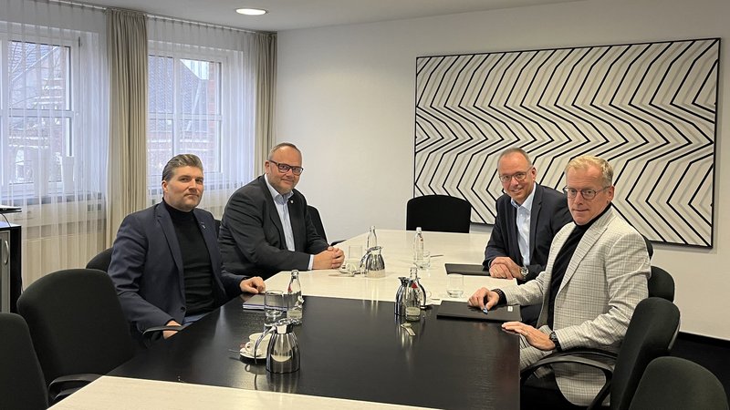 Die Fachkräftesicherung ist für Joachim Fahnemann und Stefan Deimann eine der wichtigsten Zukunftsfragen für Ahlen. Der neue Geschäftsführer der WFG Ahlen diskutierte beim Antrittsbesuch mit dem Leiter der Arbeitsagentur, Joachim Fahnemann. (von links: Matthias Panick (WFG), Stefan Deimann (WFG), Joachim Fahnemann (Arbeitsagentur), Christian König (Arbeitsagentur)