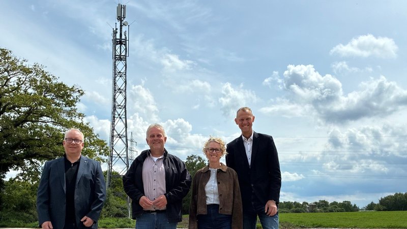 Freuen sich, dass der neue Mobilfunkmast in Ringe eine Versorgungslücke in der Niedergrafschaft schließt (von links): Andreas Conrads (Wirtschaftsförderung des Landkreises), Thomas Fannasch (Kommunalbeauftragter der Telekom), Gitta Mäulen (Geschäftsführerin der Wirtschaftsvereinigung Grafschaft Bentheim) und Ralf Hilmes (Leiter der Wirtschaftsförderung des Landkreises). Foto: Landkreis Grafschaft Bentheim