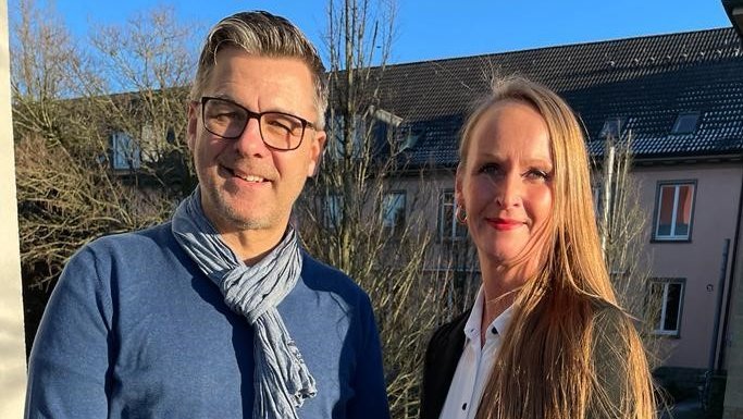 Berthold Mühlenkamp, Repräsentant des BVMW im Kreis Coesfeld, und Ursula Dertmann, Leiterin des Campus Coesfeld der FernUniversität in Hagen, freuen sich über die neue Kooperation. Foto: FernUniversität in Hagen