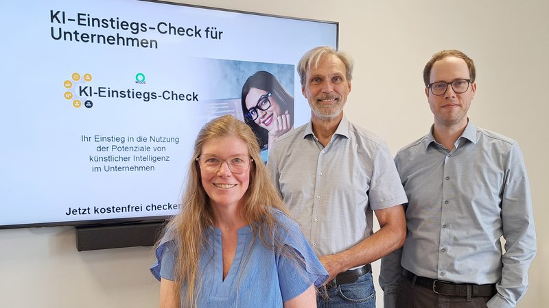 Michael Schnaider von it.emsland (Mitte), Andrea Frosch vom WIGOS-UnternehmensService und Dr. Felix Bücken, Leiter des WIGOS-UnternehmensService, freuen sich, dass der „KI-Einstiegs-Check“ jetzt Teil des Beratungsangebots der WIGOS ist. Foto: Eckhard Wiebrock / WIGOS