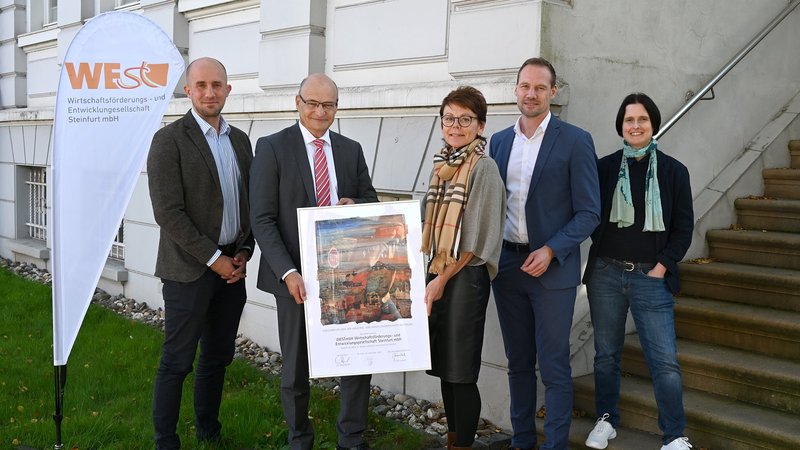 Übergabe der Jubiläumsurkunde von der IHK an die WESt (von links): Dr. Fabian Schleithoff (neuer Leiter des IHK-Standorts Westmünsterland in Bocholt), Landrat Dr. Martin Sommer, Inna Gabler (Regionalbeauftragte für die Kreise Steinfurt und Warendorf bei der IHK), WESt-Geschäftsführer Christian Holterhues und WESt-Prokuristin Sonja Raiber. Foto: Kreis Steinfurt