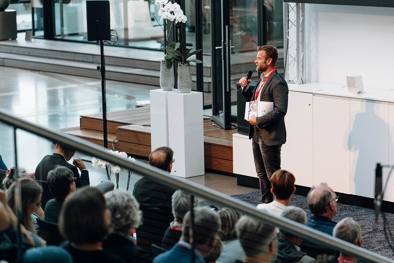 Insgesamt verfolgten knapp 600 Architekturinteressierte die Veranstaltung live vor Ort bei Solarlux in Melle und via Livestream. Geschäftsführer Stefan Holtgreife begrüßte die Gäste. Foto: Solarlux GmbH