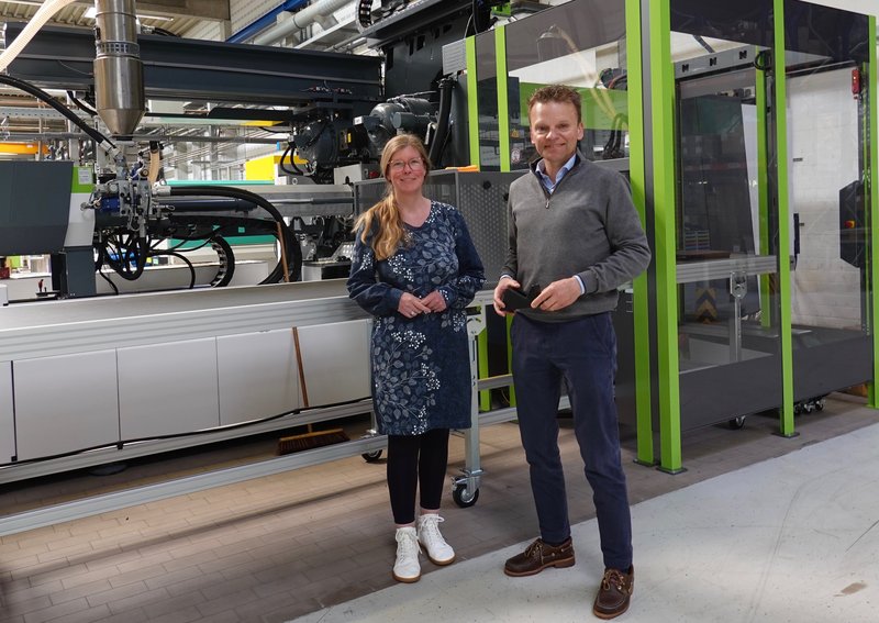 Andrea Frosch vom WIGOS-UnternehmensService informierte sich bei Dr. Peter Brinkmann über die Entwicklung des Unternehmens TKT Kunststoff-Technik. Foto: Sandra Joachim-Meyer