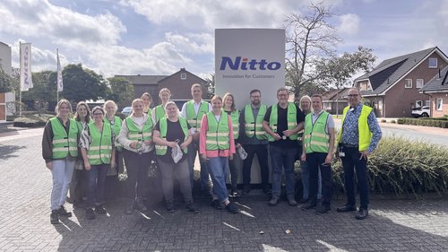 15 Arbeitsvermittelnde der Kreise Borken und Steinfurt sowie der Agentur für Arbeit besuchten die Nitto Advanced Film Gronau GmbH. Foto: Kreis Borken