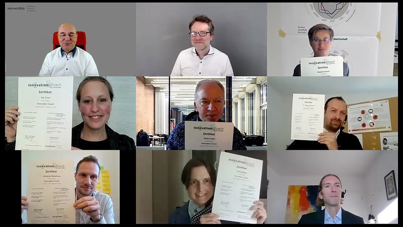 Die sieben Innovation Coaches präsentieren ihre Zertifikate.
