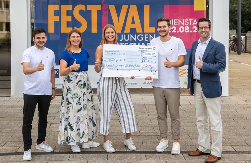 Michelle Hoffmann (Mitte) und Lukas Jochheim (Zweiter von rechts) freuen sich über 5.000 Euro Preisgeld für den Sieg beim Start-up-Wettbewerb. Sven Wolf von der IHK (rechts), Luca Hermsen vom Venture Club (links) und WJ-Vorsitzende Johanna Münzer gratulieren. | Foto: Witte/IHK