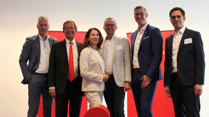 Das Podium bei der Beitragssitzung der Sparkasse Westmünsterland 2023 (von links): Horst Beeck (Chief Financial Officer Ernsting‘s family), Heinrich-Georg Krumme (Vorstandsvorsitzender Sparkasse Westmünsterland), Dr. Gertrud R. Traud (Chefvolkswirtin Helaba), Hermann Niemeier (Veranstalter Musikfestival Karpaten), Carsten Hövekamp (Bürgermeister Stadt Dülmen) und Robert Klein (Pressesprecher Sparkasse Westmünsterland, Moderator). Foto: Sparkasse Westmünsterland