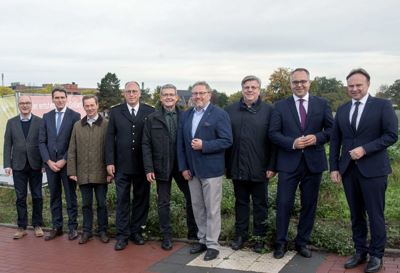 Trafen sich zur Namensgebung des Health Education Campus Westmünsterland (von links): Klaus Ehling, Kuratoriumsvorsitzender der Stiftung St.-Agnes-Hospital-Bocholt; FH Münster-Präsident Professor Dr. Frank Dellmann, Thomas Waschki, Erster Stadtrat der Stadt Bocholt; Leiter der Feuerwehr Bocholt Thomas Deckers, Ludger Hellmann, Sprecher der Geschäftsführung des Klinikums Westmünsterland; Herbert Mäteling, Geschäftsführer des St. Agnes-Hospitals Bocholt; Dr. Olaf Baumhove, ärztlicher Direktor des St. Agnes-Hospitals Bocholt; Bocholts Bürgermeister Thomas Kerkhoff sowie Dr. Kai Zwicker, Landrat des Kreises Borken. Foto: FH Münster/Frederik Tebbe