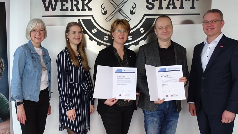 Kammer-Hauptgeschäftsführer Sven Ruschhaupt (Zweiter von links) und Betriebsberaterin Sabrina Wurm (links) haben die Urkunden an Familie Holterhus übereicht. Foto: HWK/Lehr 