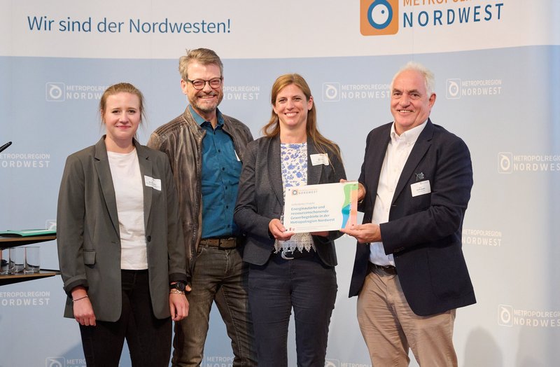 Freuten sich über den Förderbescheid, den Peter Hoffmeyer (erster Vorsitzender der Metropolregion Nordwest, rechts) überreichte (von links): Imke Brockmann (WIGOS, oleg), Professor Dr. Matthias Reckzügel (Hochschule Osnabrück) und Susanne Menke (WIGOS, oleg). Foto: Metropolregion Nordwest